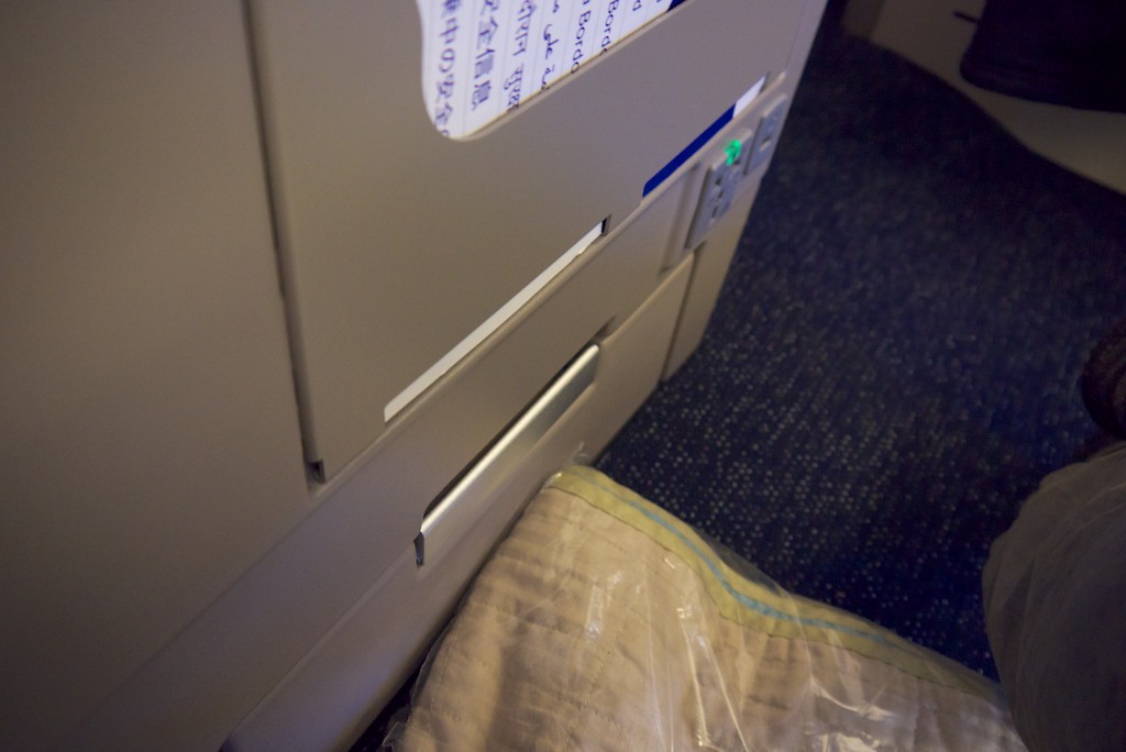 7-Seat-storage-British-Airways-Club-World-BA16-Sydney-to-London.jpg