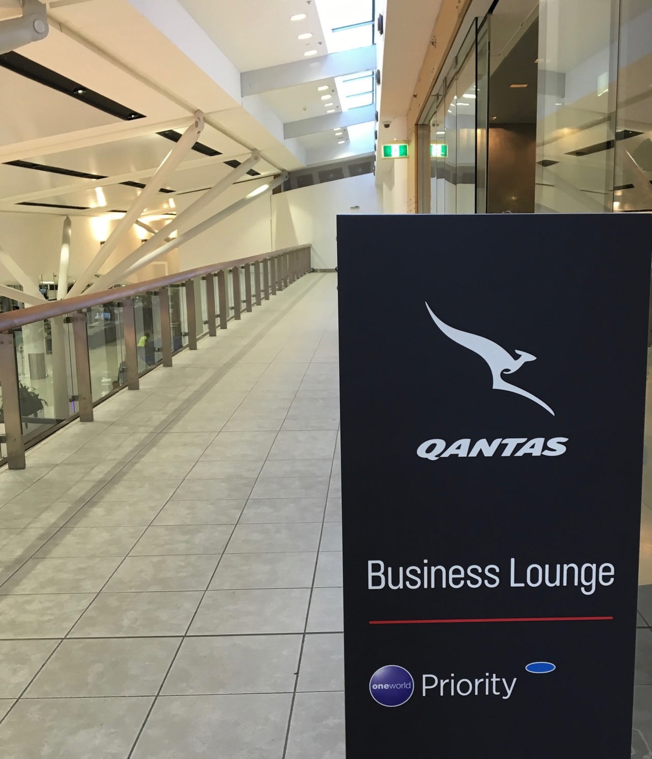 can you pay to visit a qantas lounge
