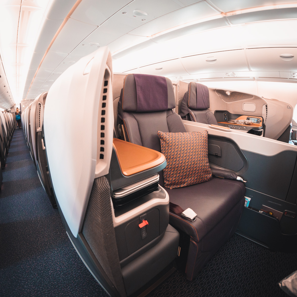 Бизнес класс. A380 Singapore Airlines Business class. A380 Singapore Airlines внутри. Airbus a380 Singapore бизнес класс. Singapore Airlines a380 первый класс.