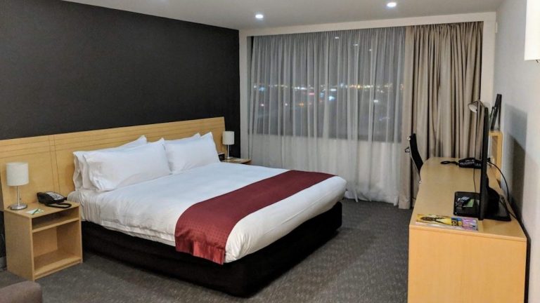 Holiday Inn Airport Melbourne – King Executive Room