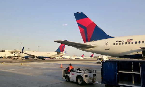 Delta planes on LAX tarmac