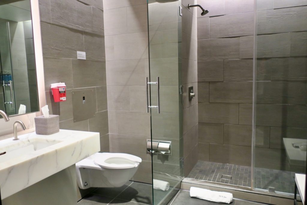 United Polaris Lounge SFO shower