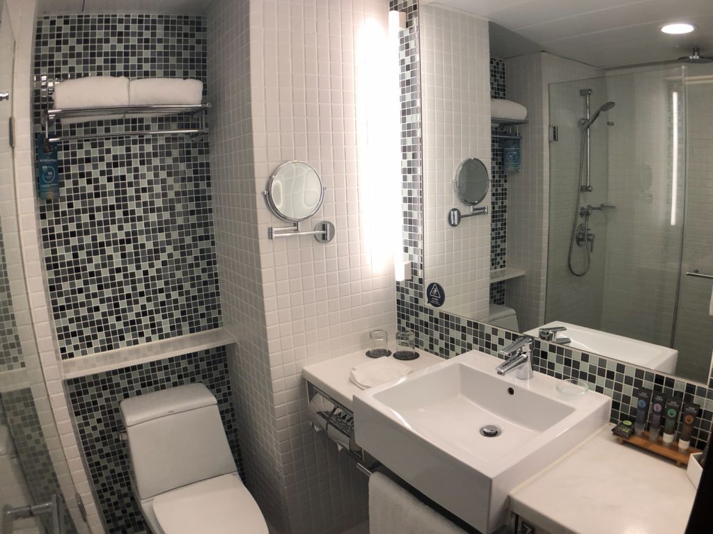 Novotel Century Hong Kong Executive Premier Room bathroom