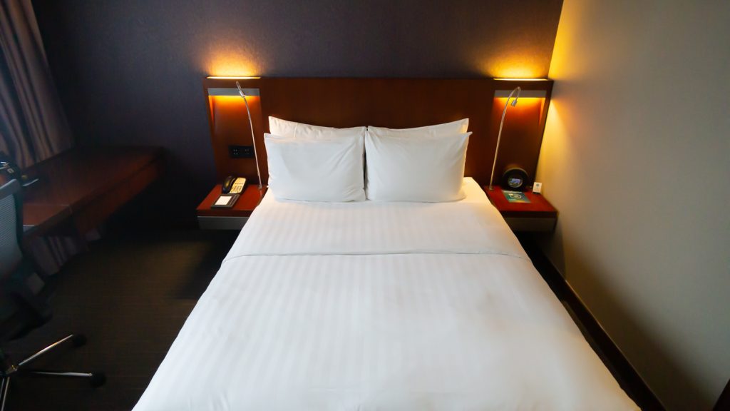 Novotel Century Hong Kong Executive Premier Room bed