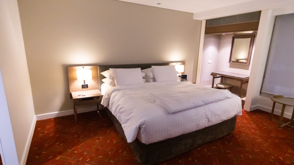 Melbourne Marriott Hotel King Suite bed