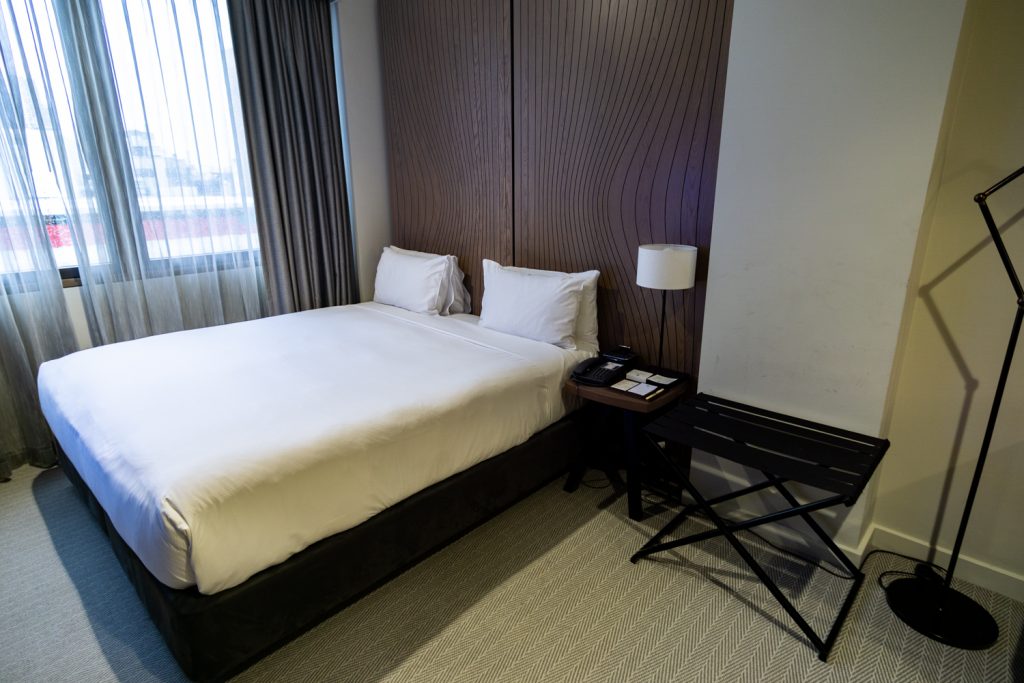 DoubleTree Hilton Melbourne King Room city View king bed