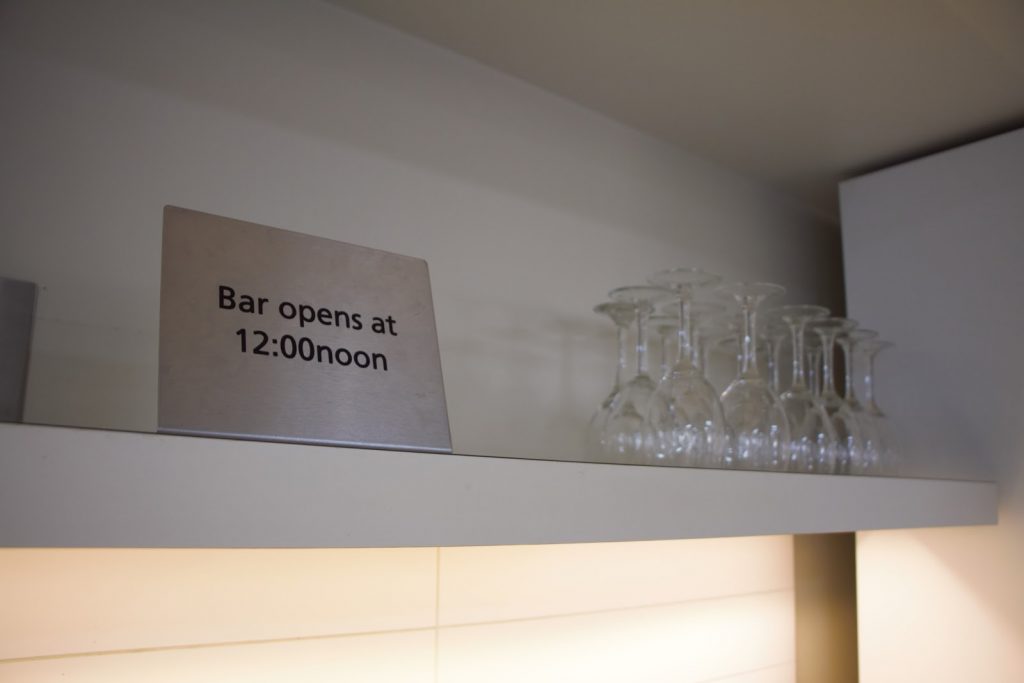 26 Qantas Lounge Mackay bar opening time