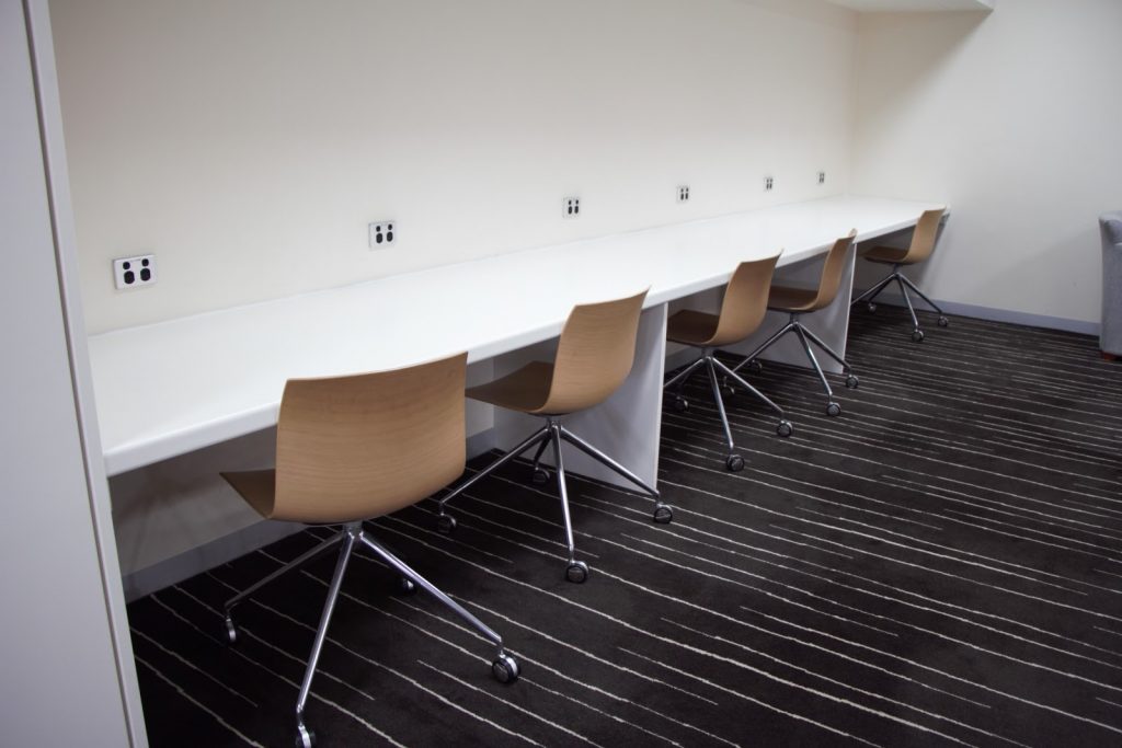 14 Qantas Lounge Mackay work desk