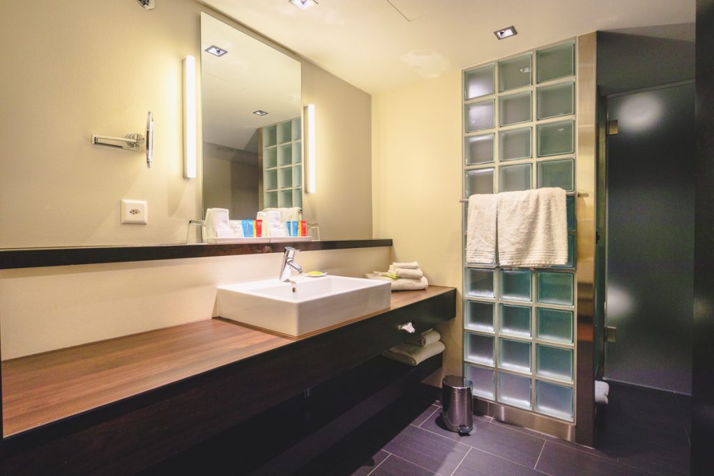 Four Points by Sheraton Sihlcity - Zurich Historic Urban Loft bathroom