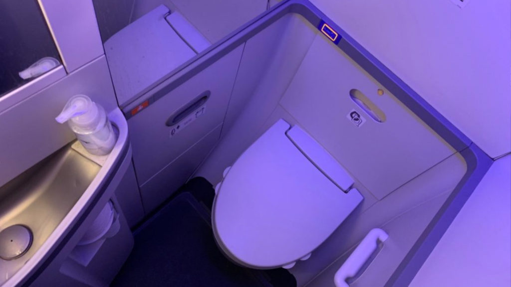 Qantas 737 Lavatory