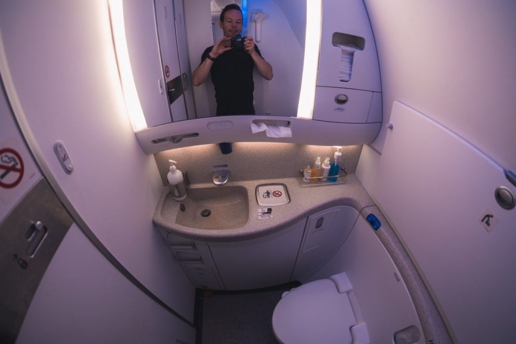 Singapore Airlines 787-10 Business Class toilet