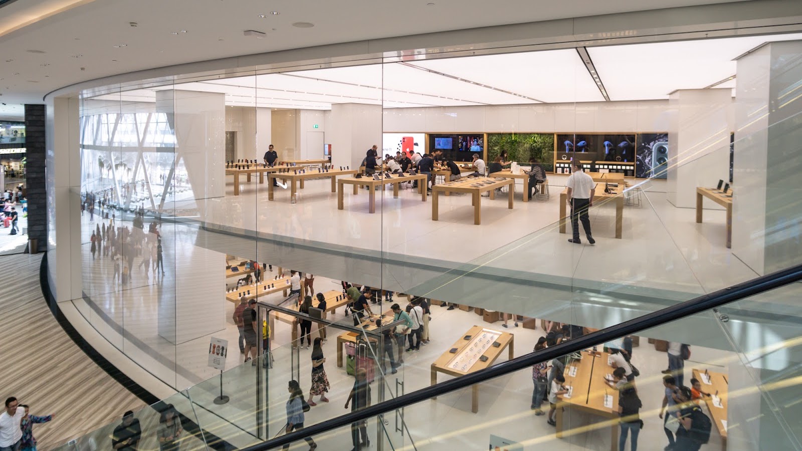 Jewel-Changi-Airport-Apple-Store-Level-2