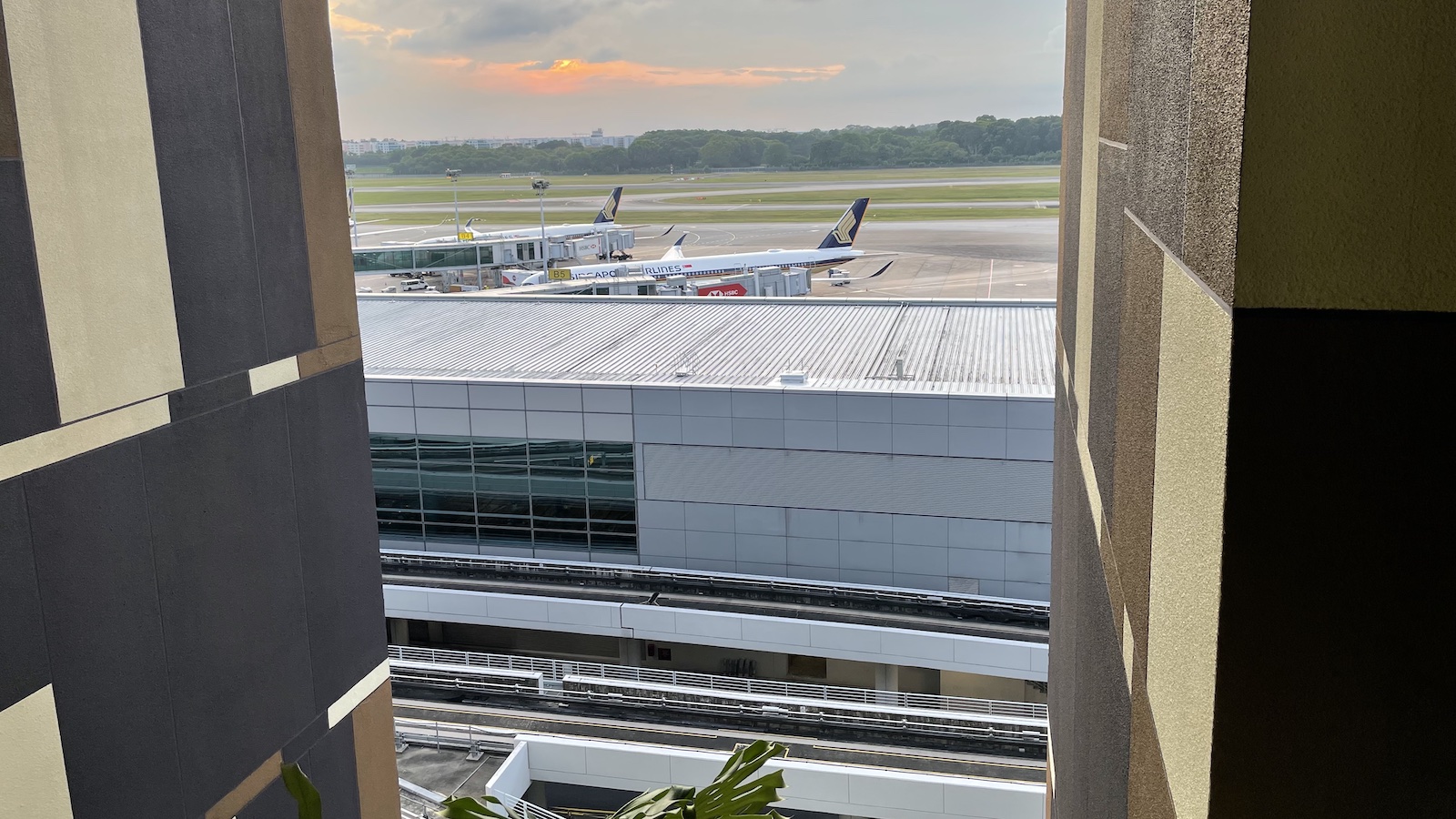 Crowne Plaza Singapore Changi Airport A380 Tarmac Views