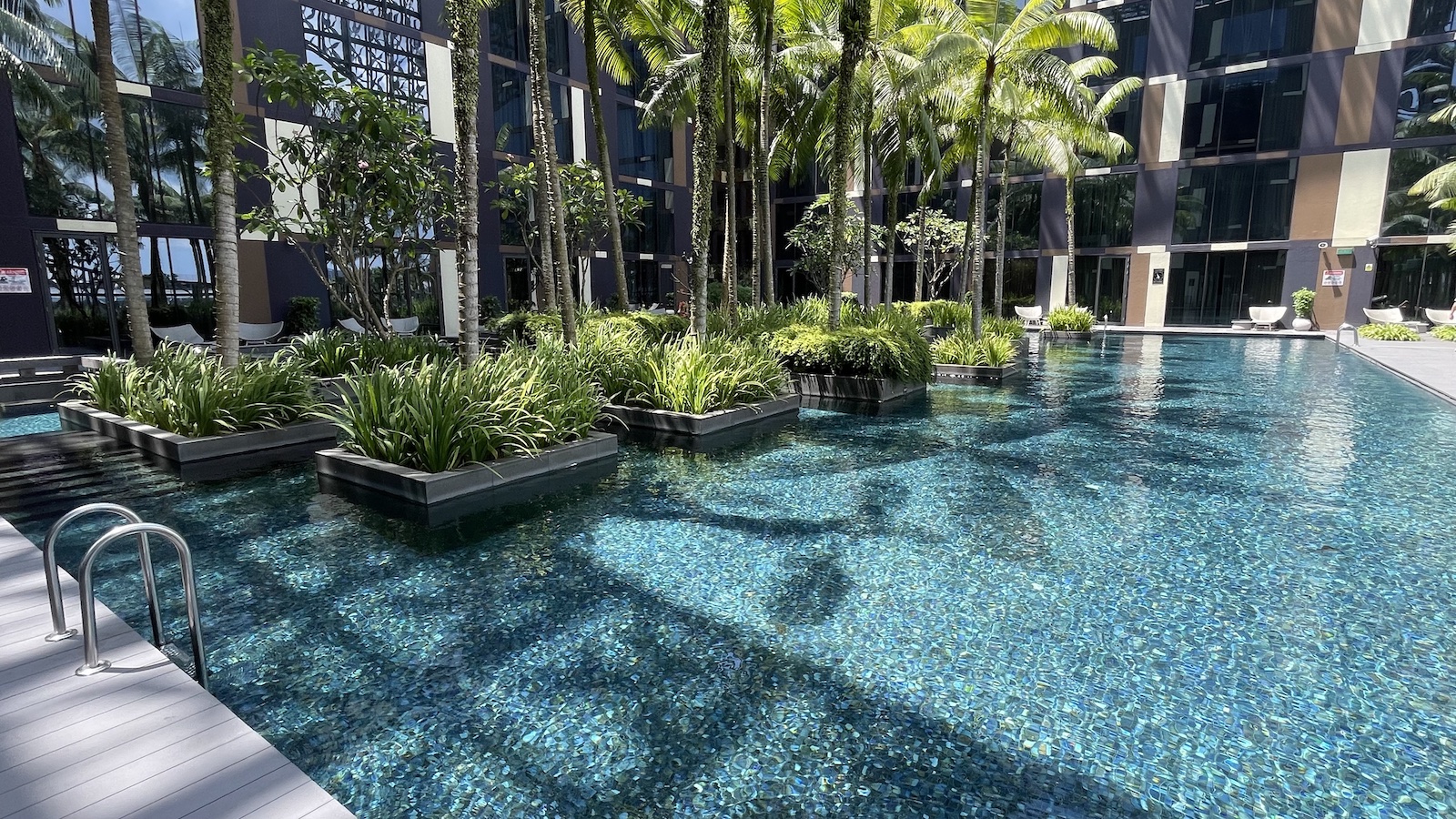 Crowne Plaza Singapore Changi Airport Swimming Pool
