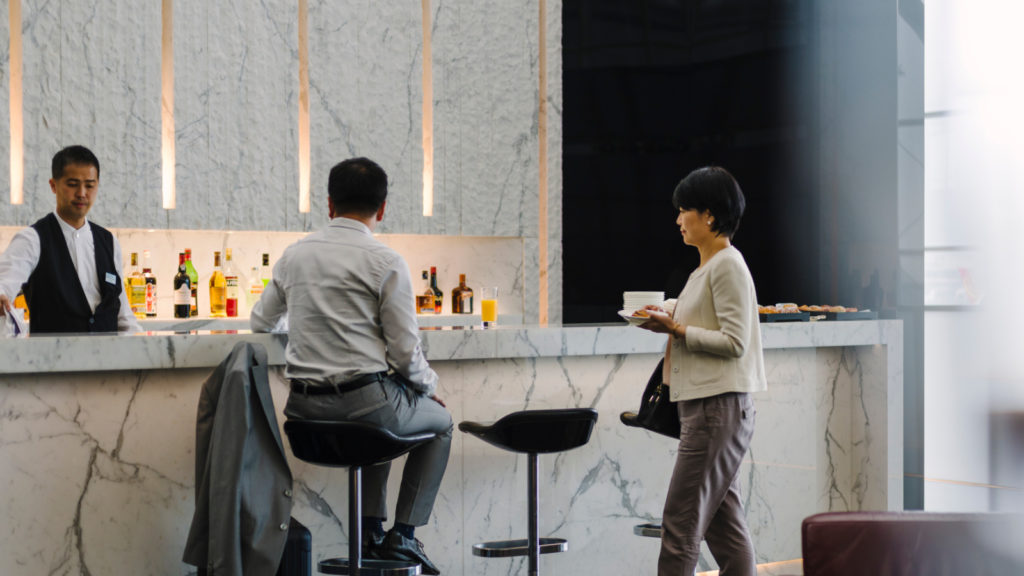 Cathay-Pacific-Wing-First-lounge-bar