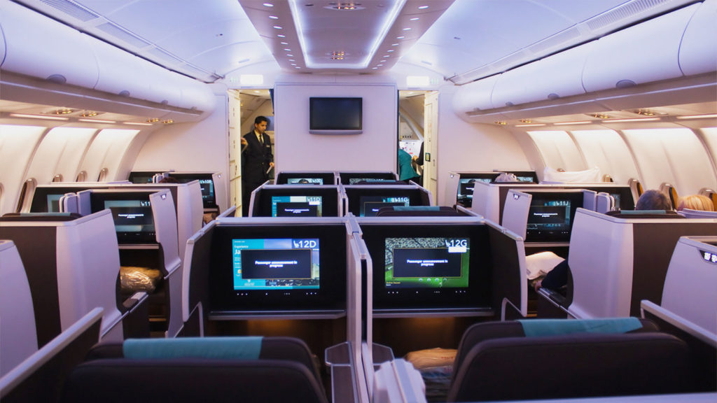 Регистрация на рейс oman. Оман Эйр бизнес класс. Oman Air first class. Oman Air Business class. Oman Airport.