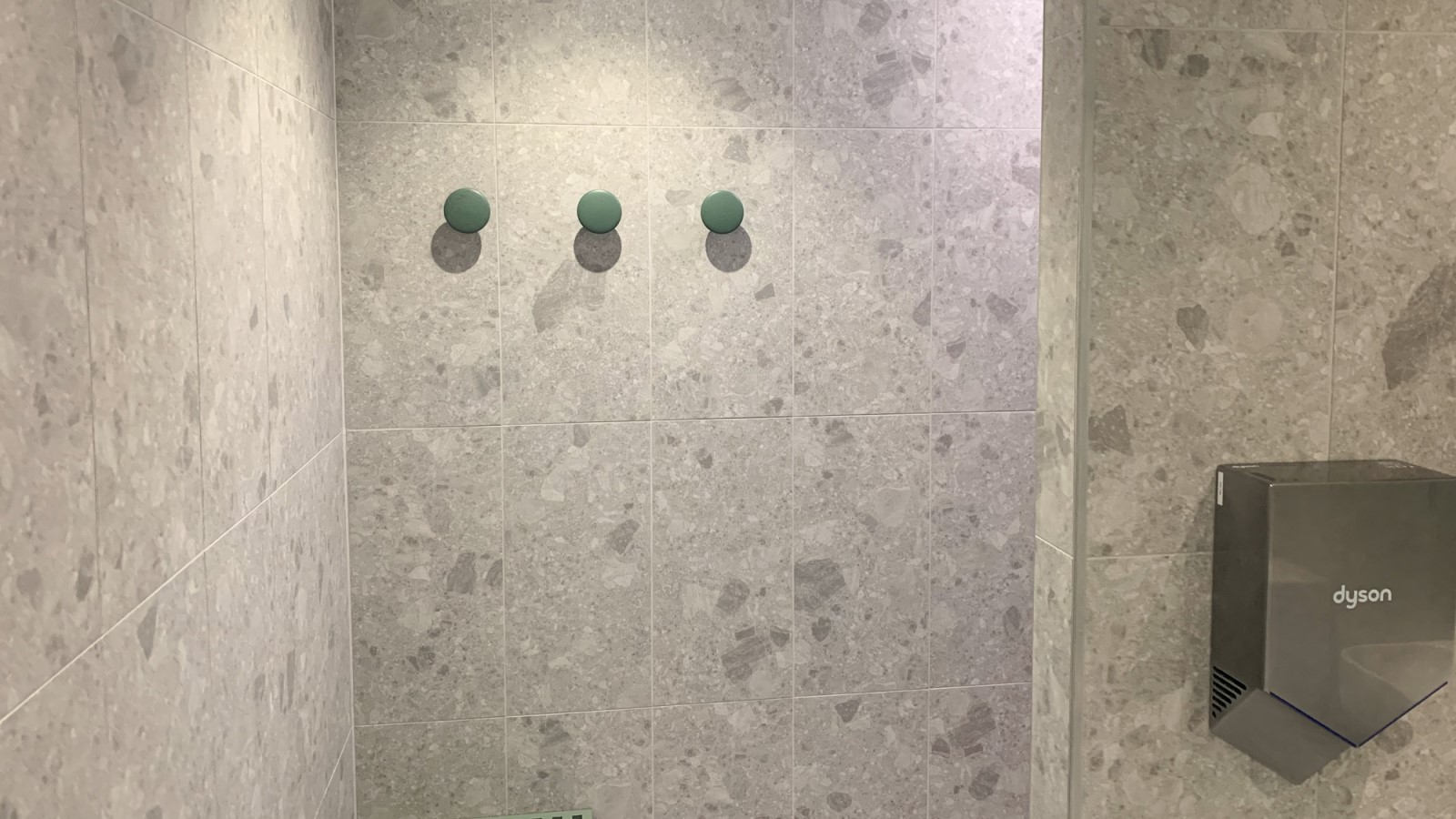 Virgin Australia Melbourne Lounge shower