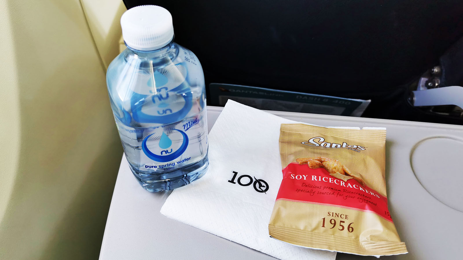 QantasLink Dash 8 Q400 Economy dining