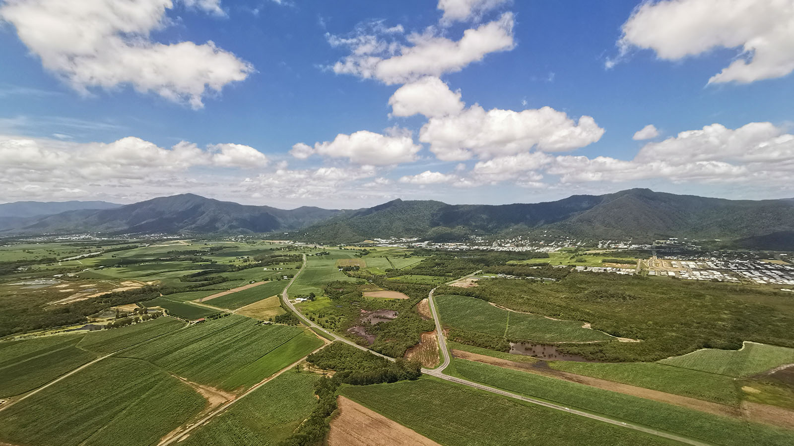 The view of Cairns from Qantas Boeing 737 Business.