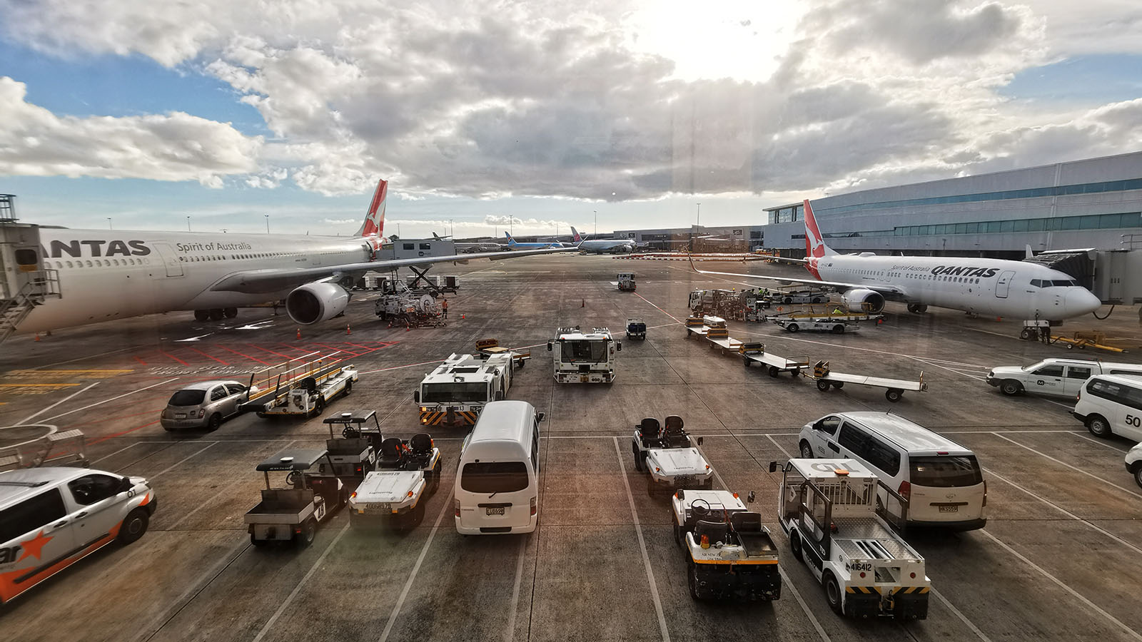 Qantas Boeing 737 Business preparing to depart