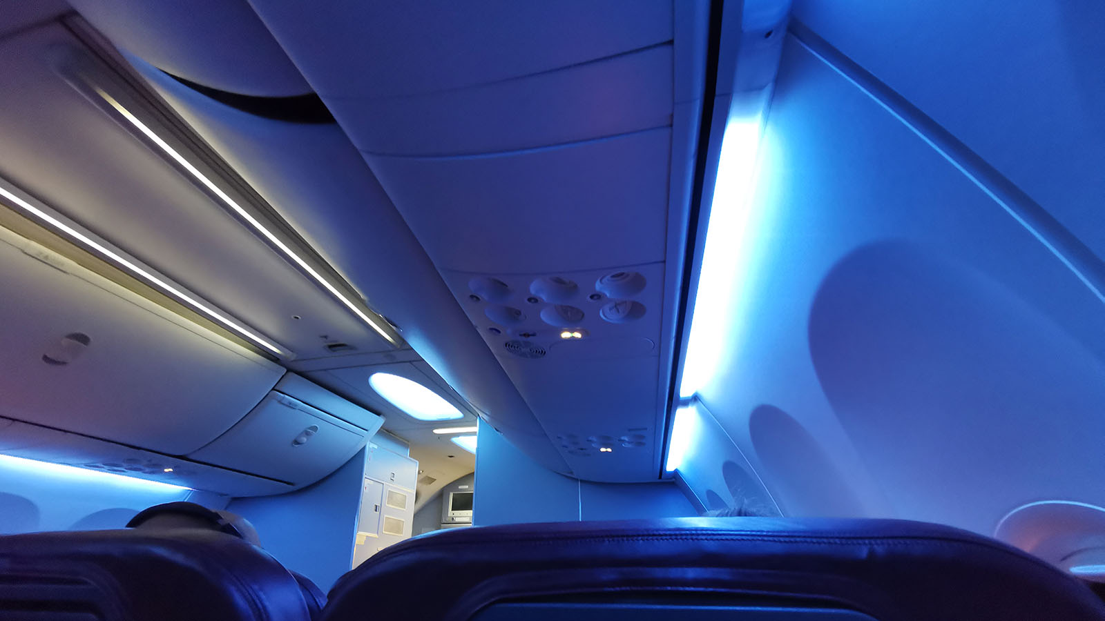 Qantas Boeing 737 Business cabin lighting