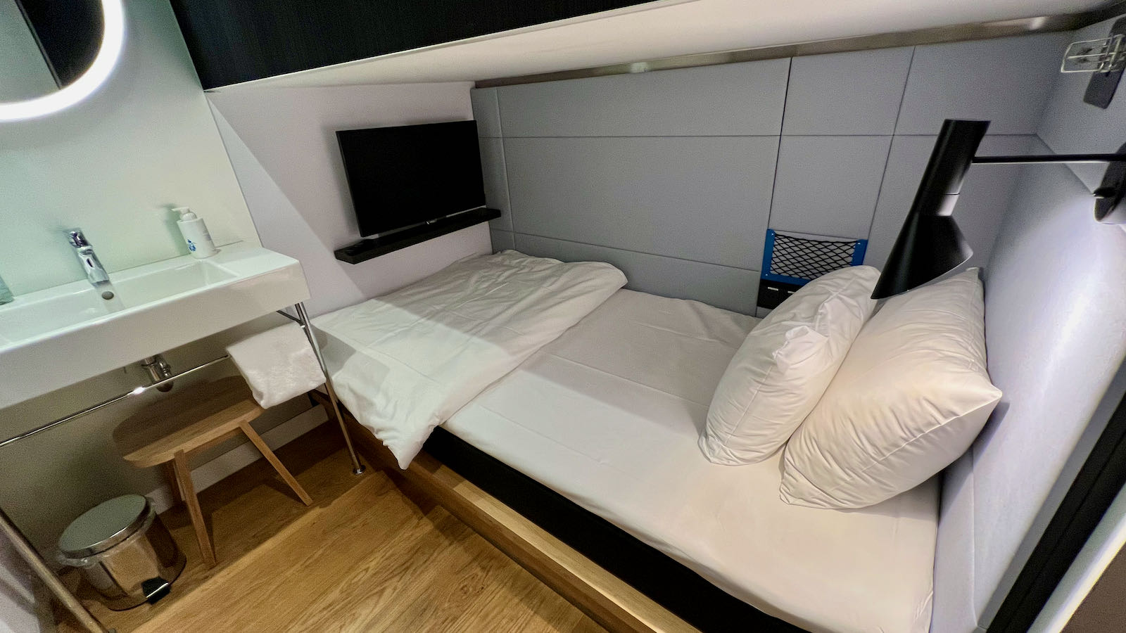 KLM 52 lounge Amsterdam pay-to-use sleeping pod