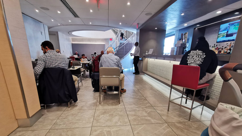 The difference between AA Admirals Club & Flagship Lounge Point Hacks