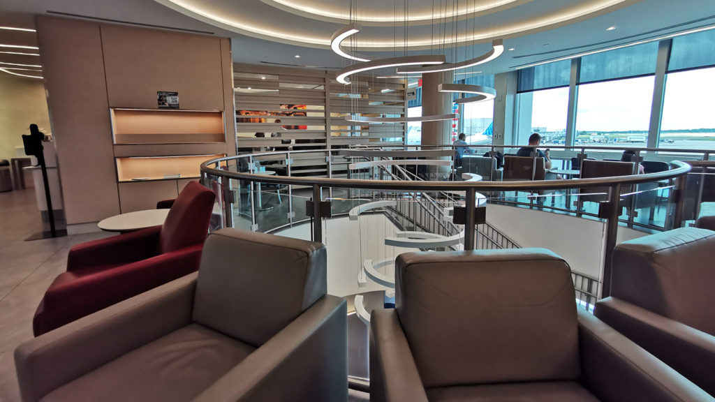 The difference between AA Admirals Club & Flagship Lounge Point Hacks