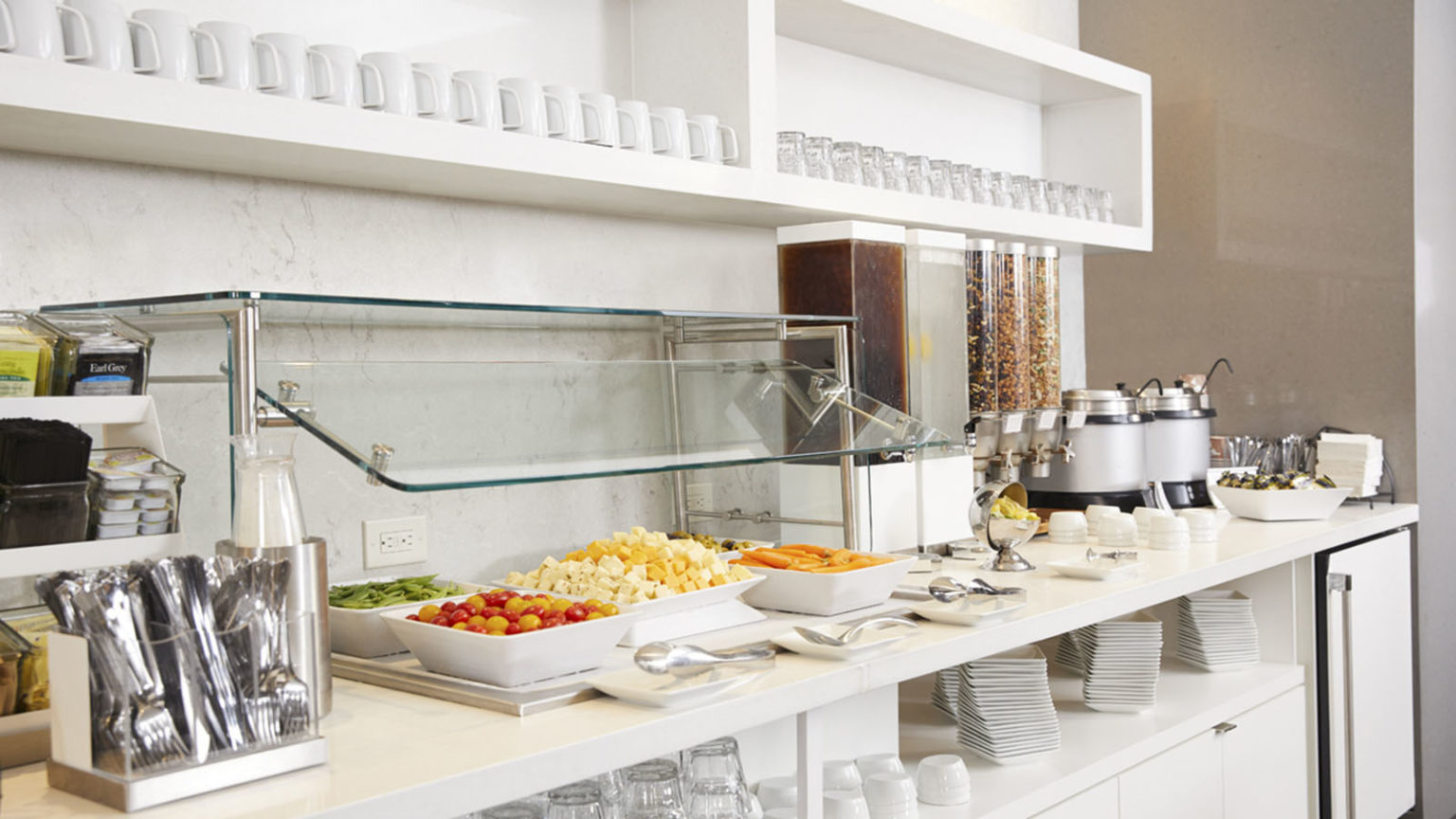 The difference between AA Admirals Club & Flagship Lounge Point Hacks