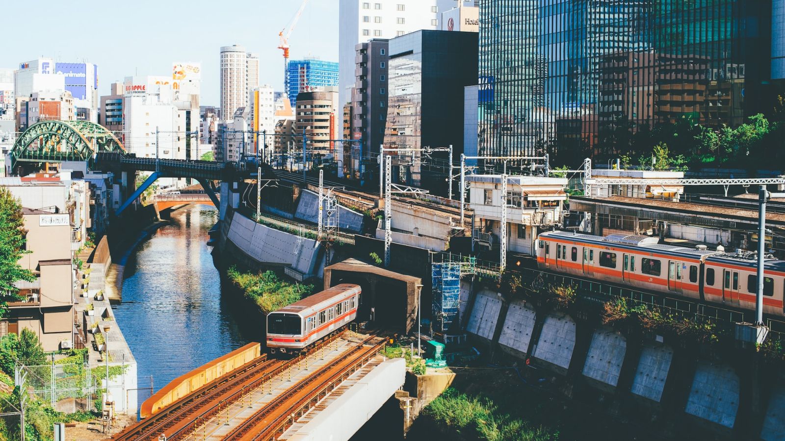 Trains in Tokyo, Japan - Point Hacks