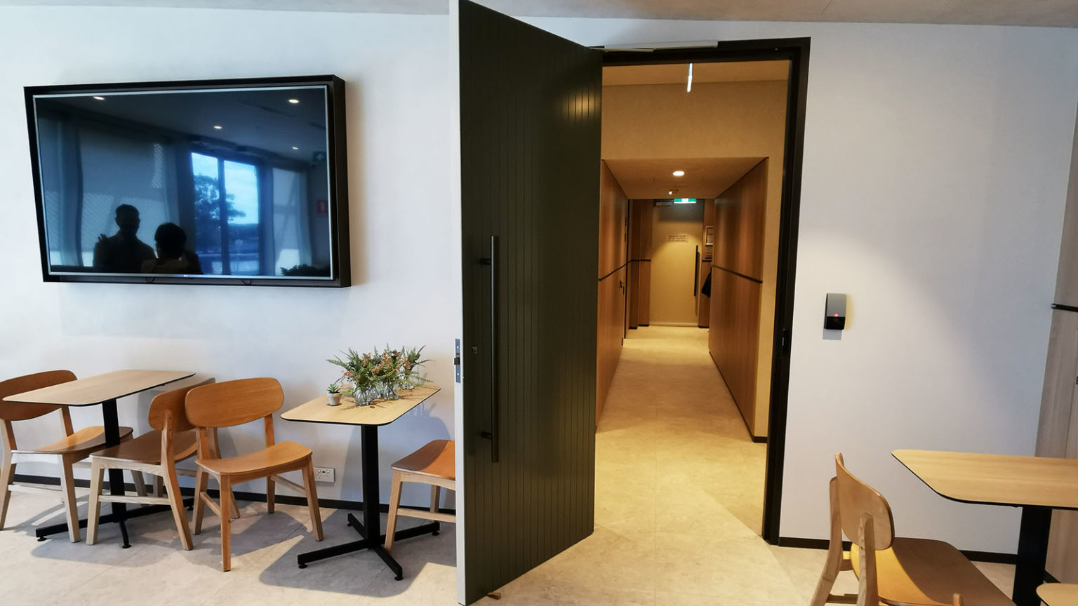 Review Plaza Premium arrivals lounge, Sydney Point Hacks