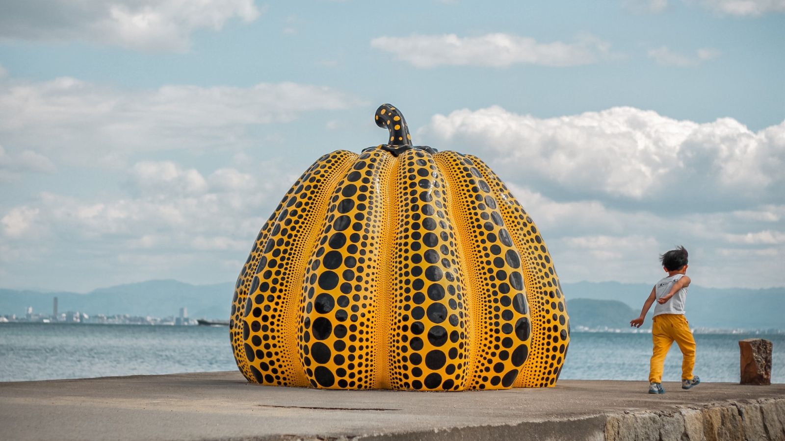Yellow pumpkin by Yayoi Kusama, Japan - Point Hacks