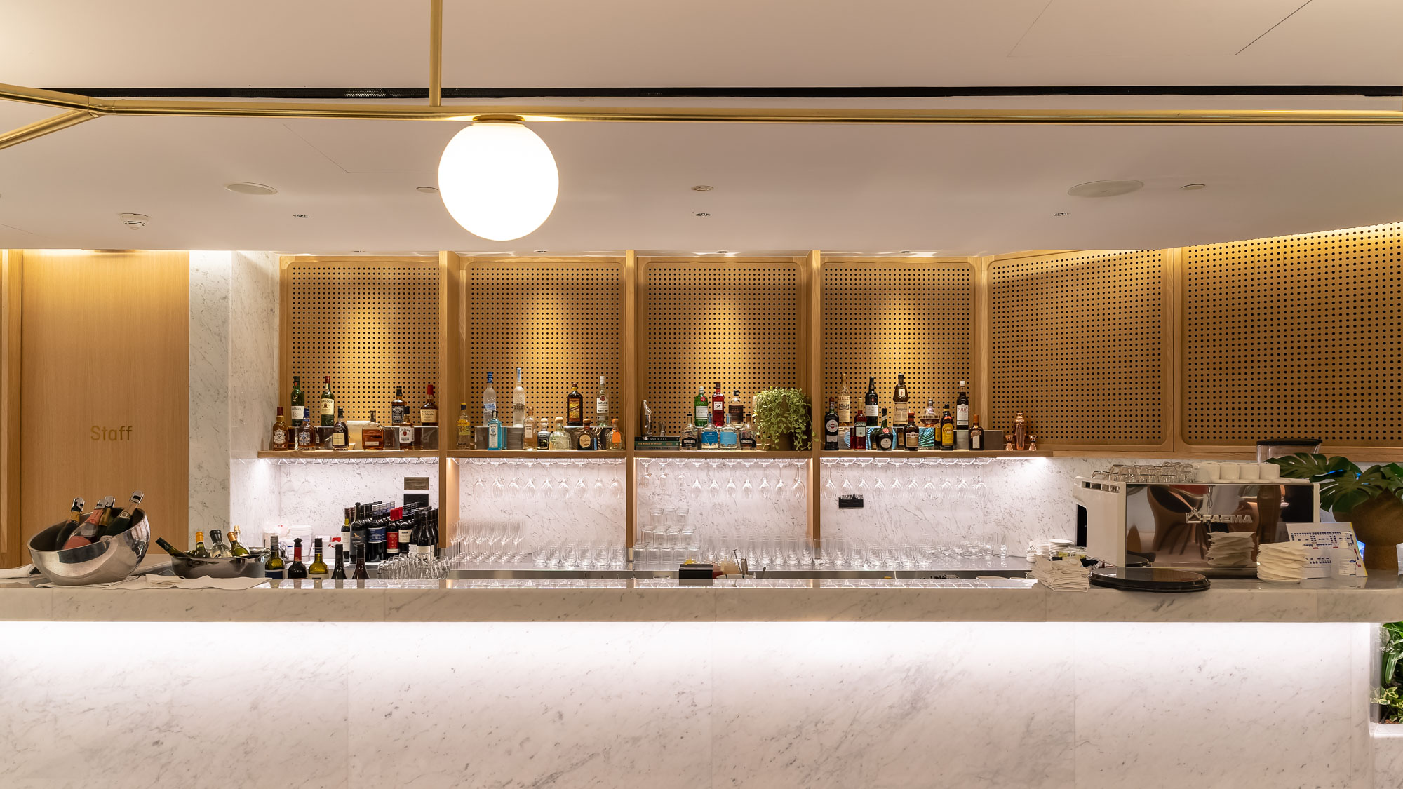 Qantas Singapore First Lounge bar