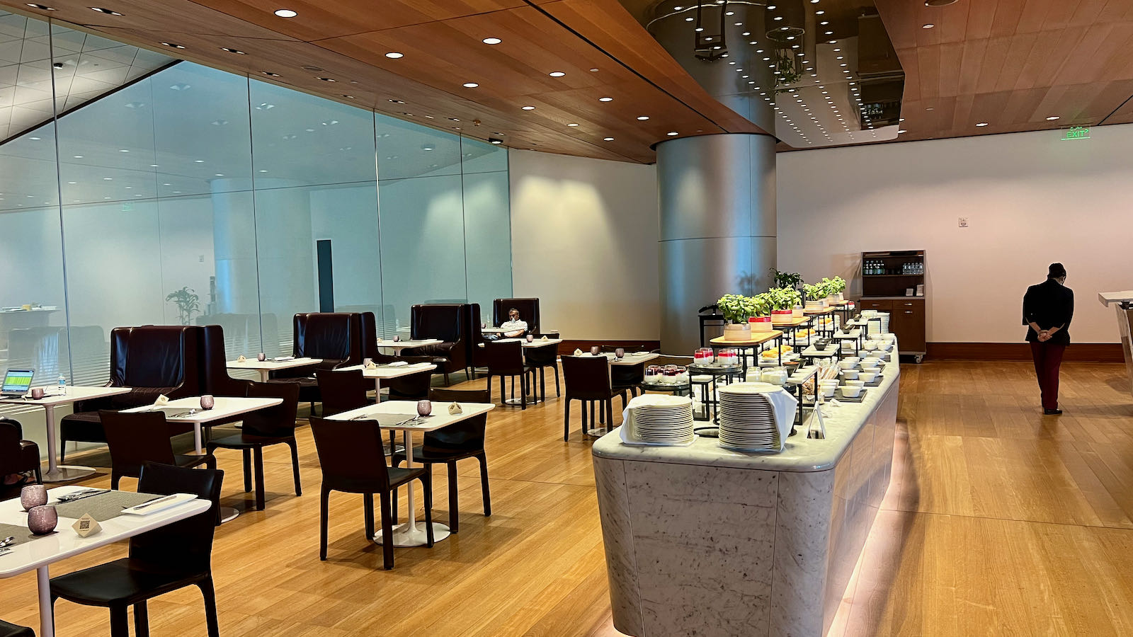 Review: Qatar Airways Al Mourjan Business Lounge, Doha - Point Hacks