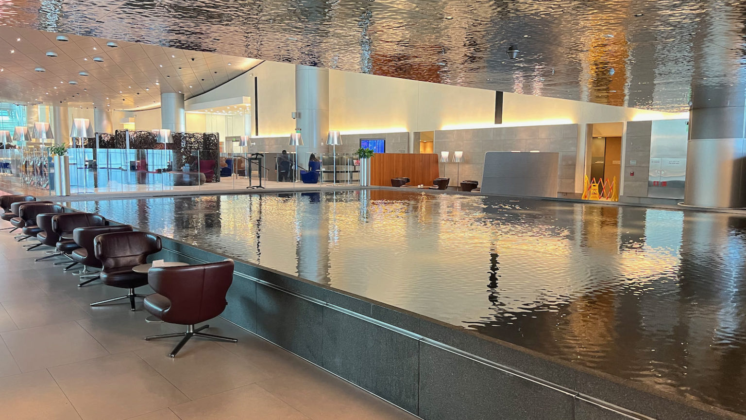 Review Qatar Airways Al Mourjan Business Lounge, Doha Point Hacks