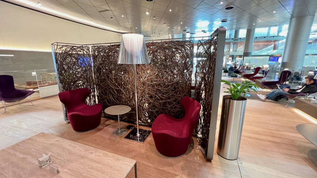 Review Qatar Airways Al Mourjan Business Lounge, Doha Point Hacks