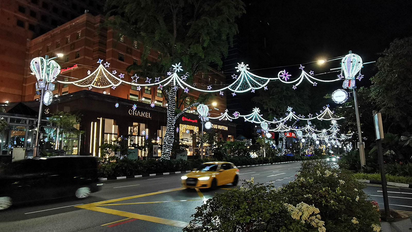 Christmas lights near Hilton Singapore Orchard hotel