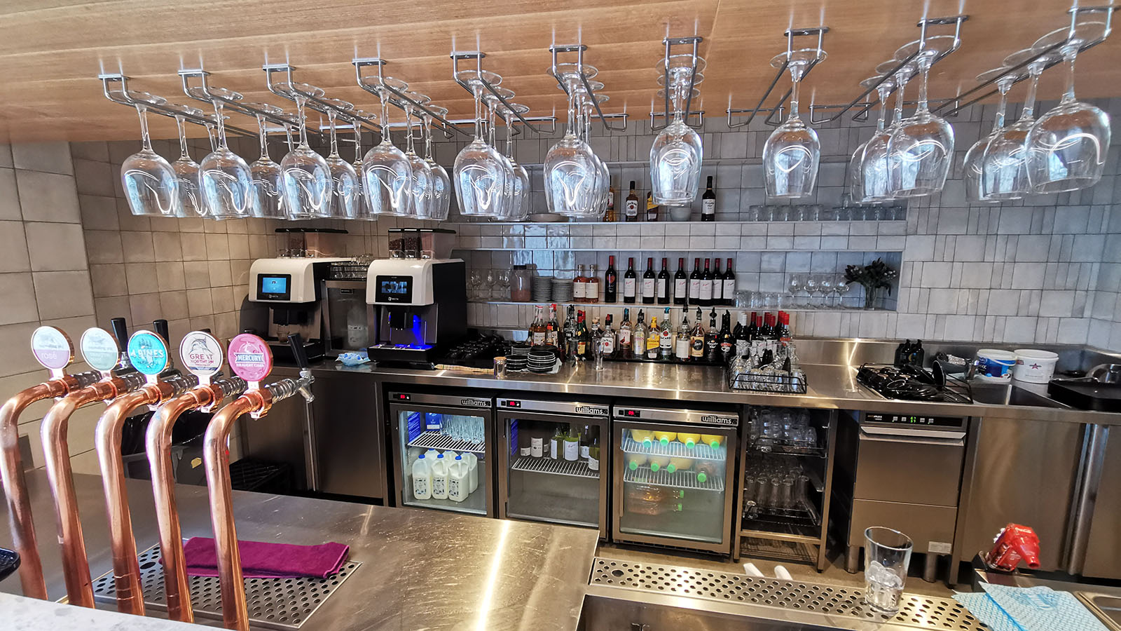 Bar in the SkyTeam Lounge, Sydney