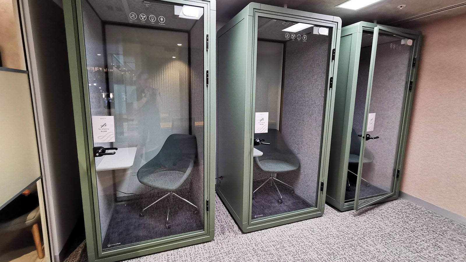 Private pod in the SkyTeam Lounge, Sydney