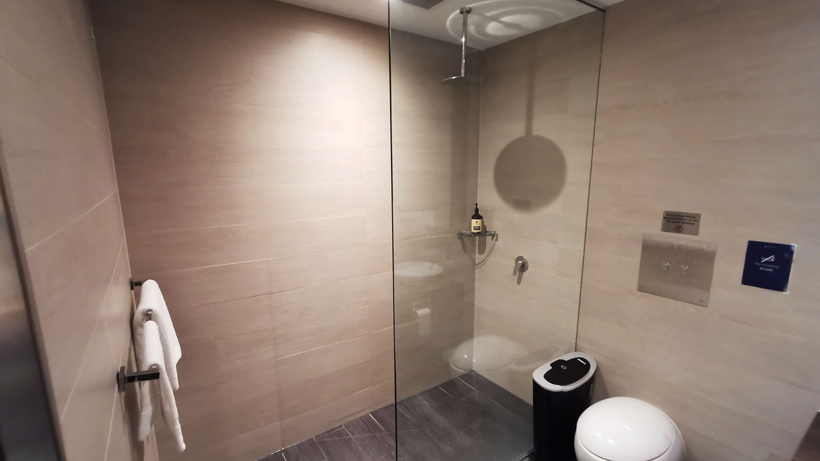 Shower in the SkyTeam Lounge, Sydney