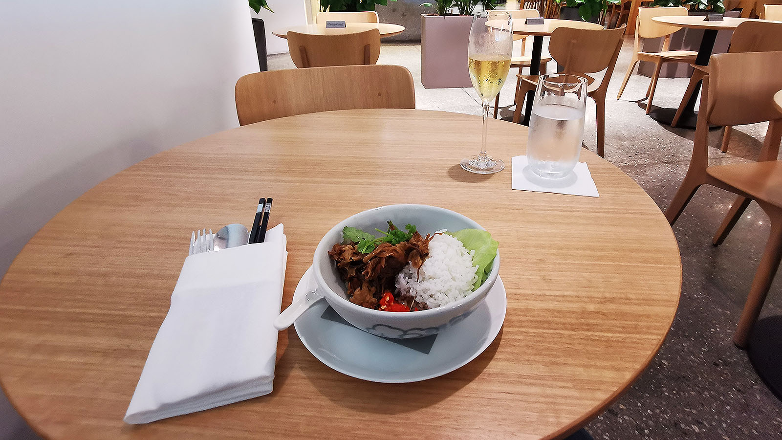 Dining at the Qantas International Business Lounge, Singapore