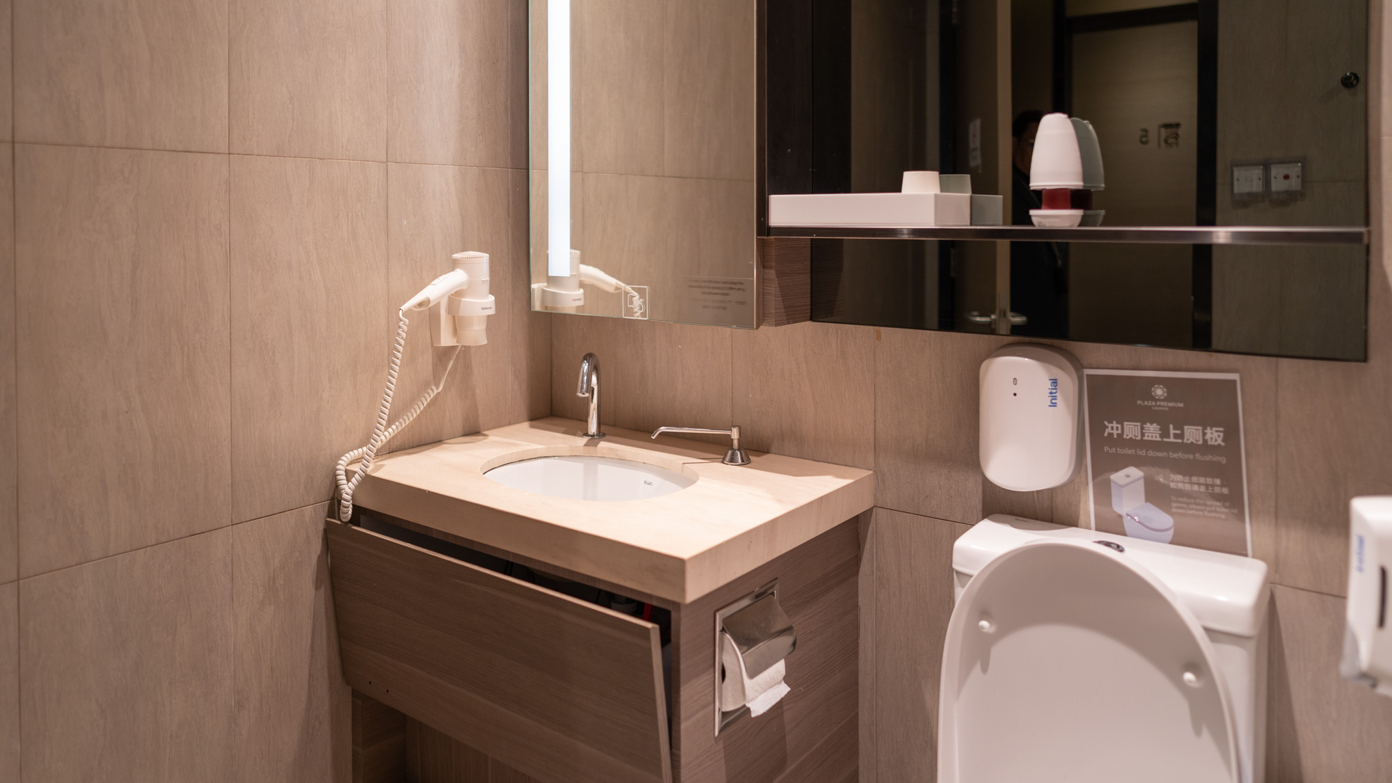 Plaza Premium Singapore shower suite