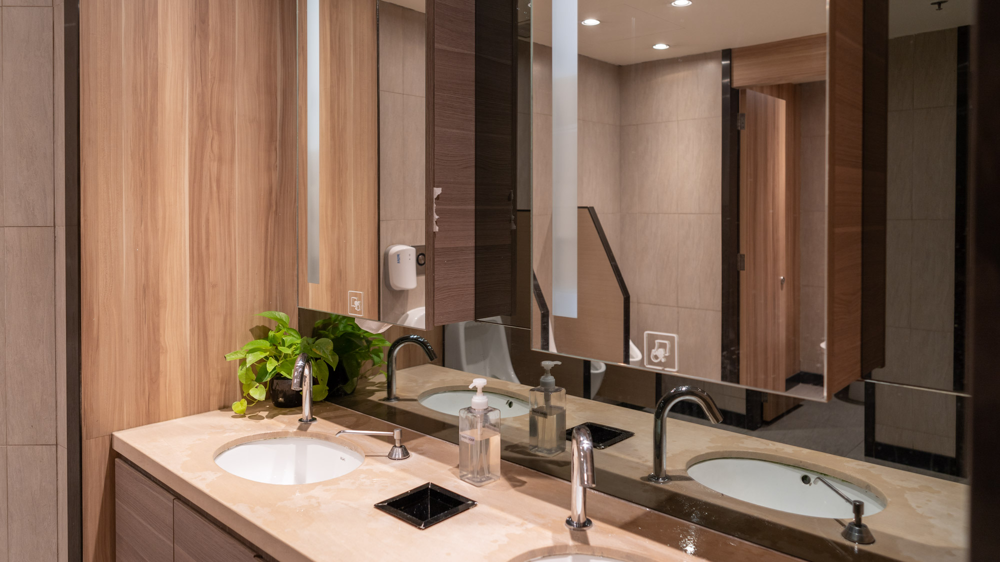 Plaza Premium Singapore bathroom