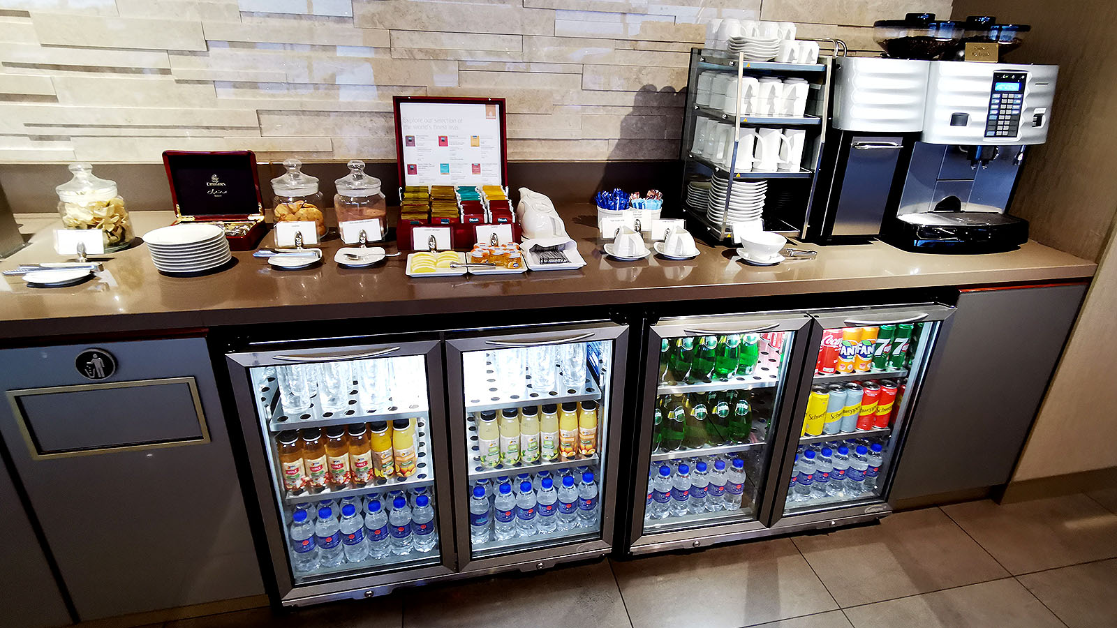 Hot and cold beverages at the Tan seating at the Emirates Lounge, Singapore