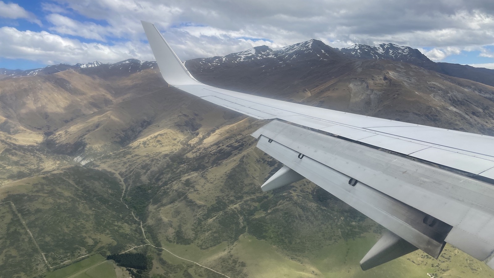 Virgin Australia plane landing into Queenstown