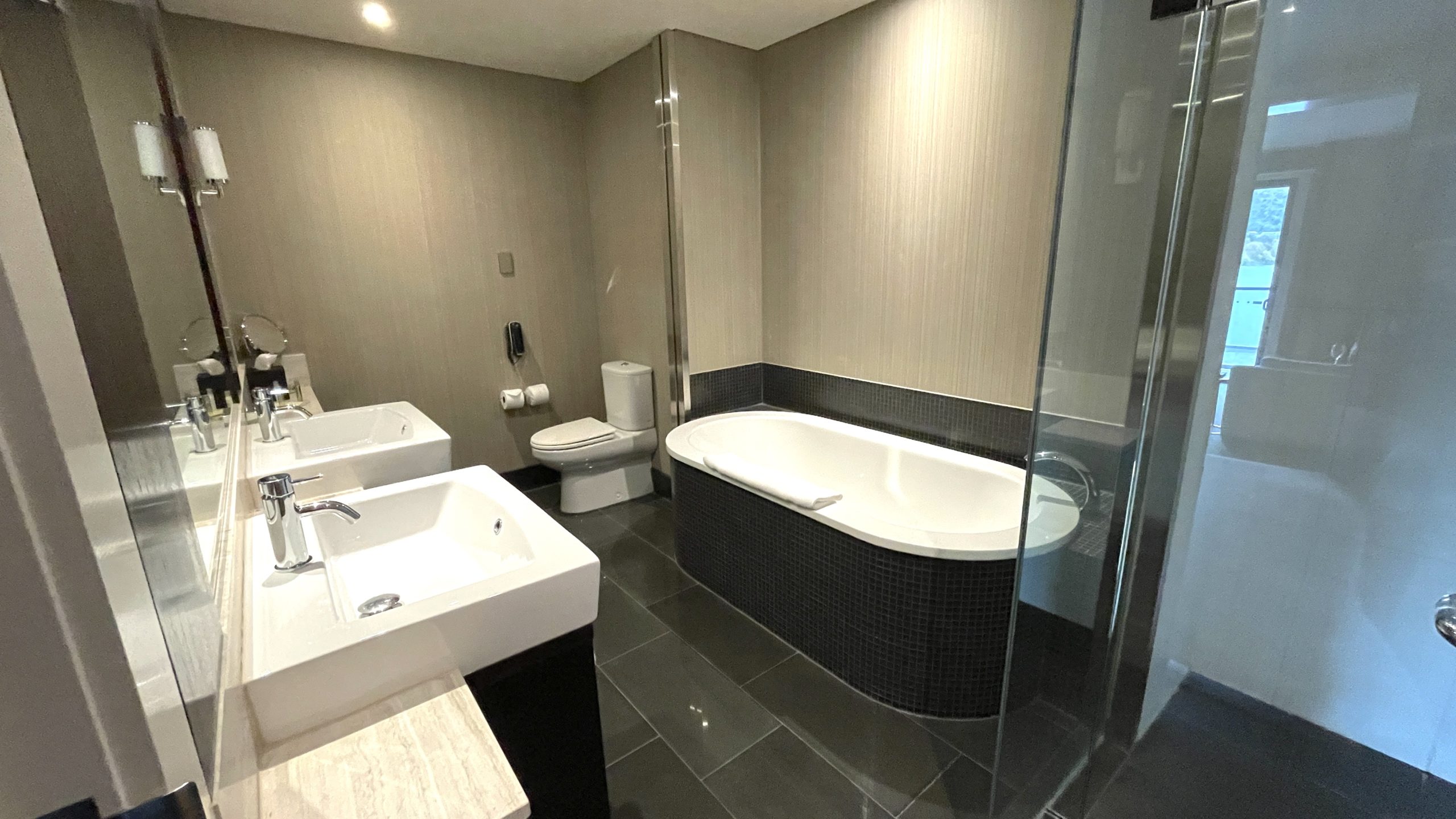 Hilton Queenstown Guest Room Bathroom Bath
