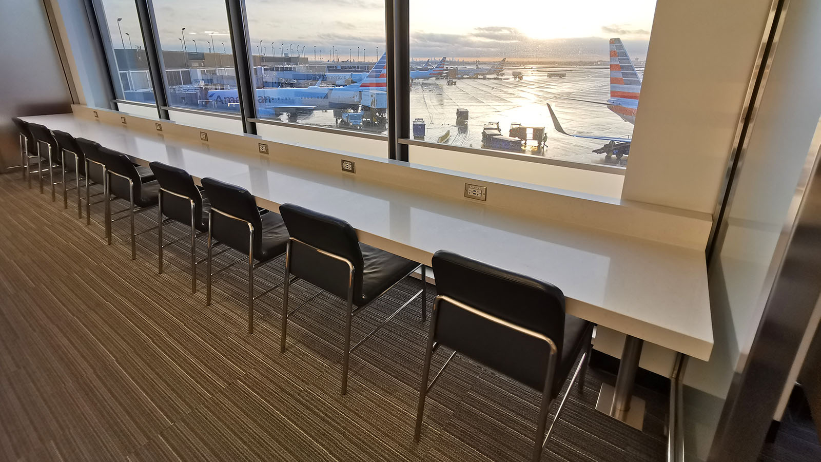 Laptop working bench by the window at AA's Flagship Lounge in Chicago
