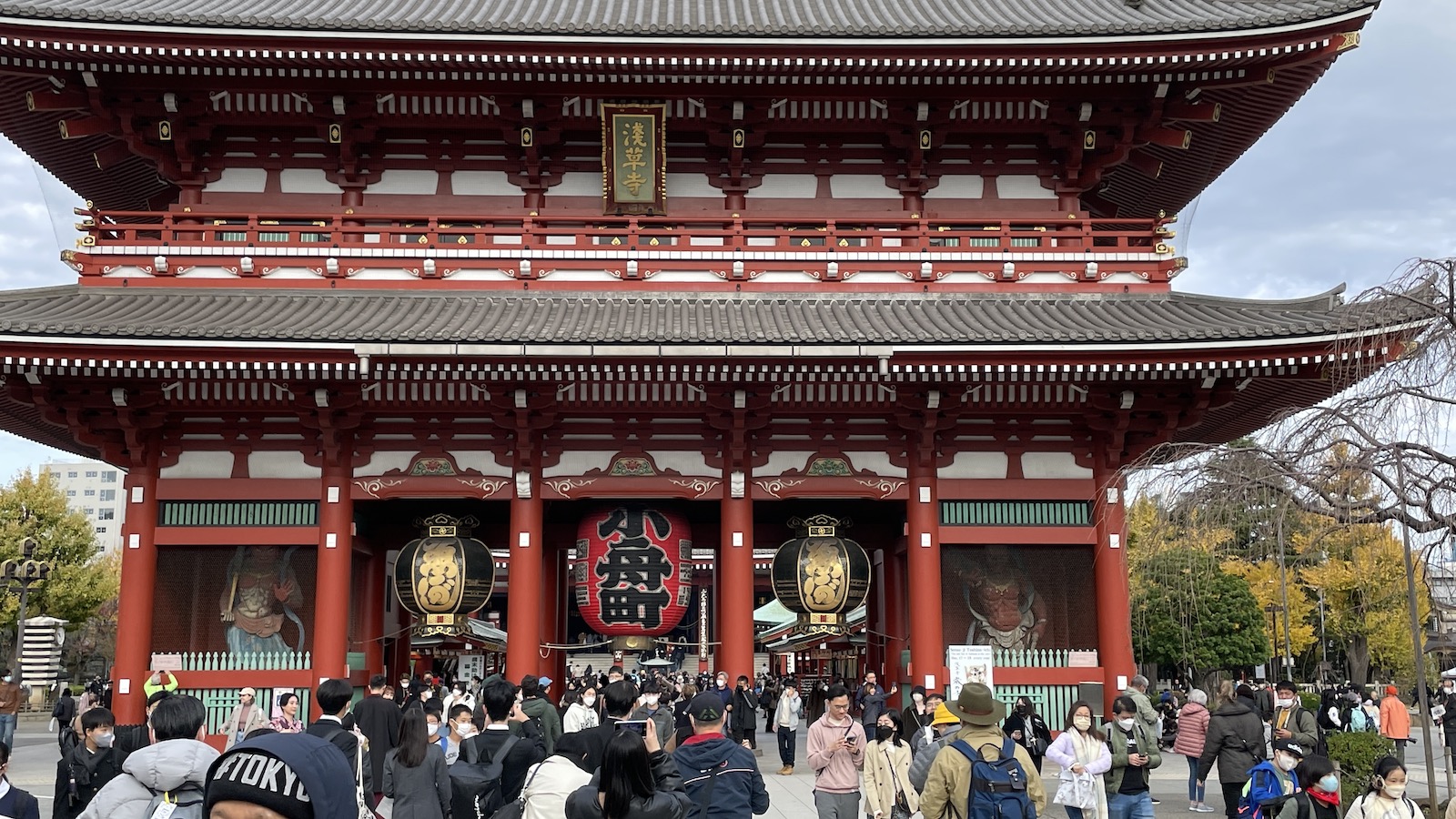 People in front of Sensoji Temple