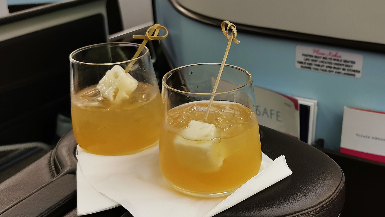 Cocktails in Hawaiian Airlines Airbus A330 Business Class