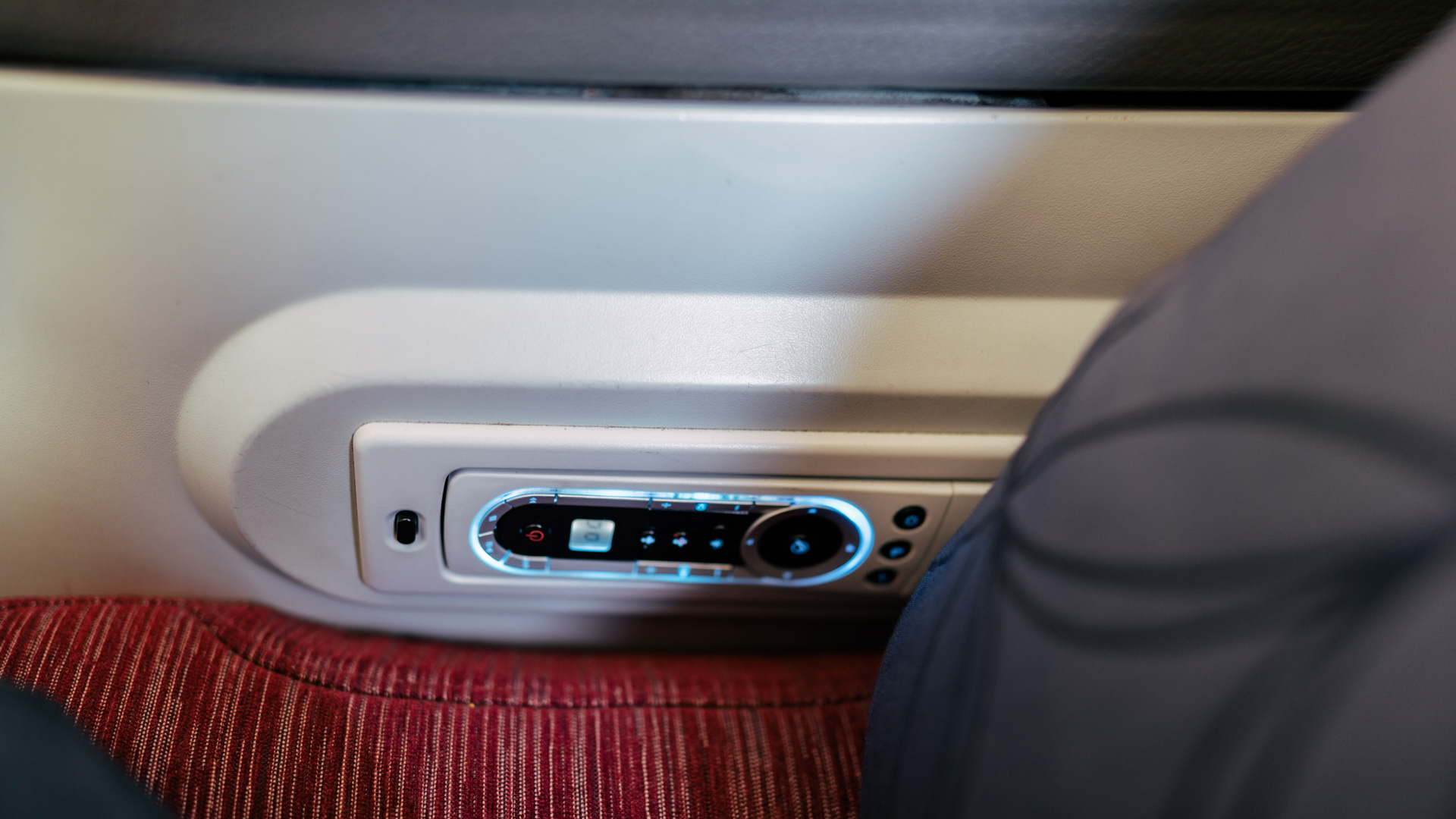 Qatar Airways A320 First Class remote